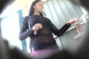 Мужик подглядывает за писающей женщиной в туалете