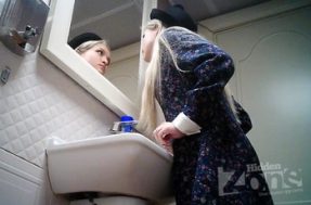 Нарядная девчонка пописала над толчком