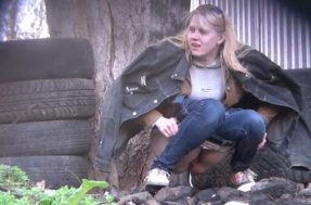 Писающие на улице девушки попадают на скрытую камеру Писающие на улице девушки попадают на скрытую камеру