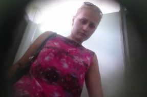 Подглядывание в туалете с дыркой в стене