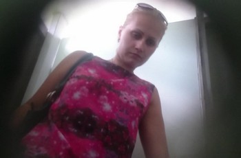 Подглядывание в туалете с дыркой в стене