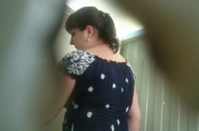 Подглядывание за русскими бабами в туалете через дырку
