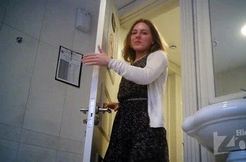 Сексуальная попа писающей девушки