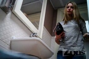 Стройная соска откровенно писает в женском туалете Стройная соска откровенно писает в женском туалете