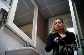 В общественном туалете баба ссыт на скрытую камеру