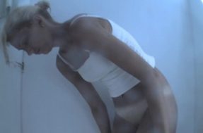 В кабинке пляжа перед зеркалом вертится голая девушка В кабинке пляжа перед зеркалом вертится голая девушка