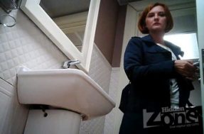 В туалете у баб скрытая камера снимает женский писс