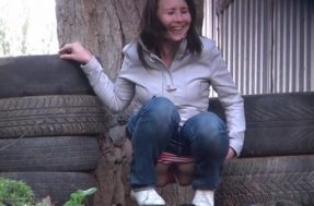 Веселой дивчине нашлось место пописать на улице