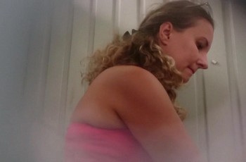Женщина во время месячных поссала в туалете парка
