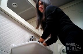 Брюнетка со спущенными трусами испражняется на камеру
