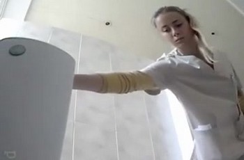 Медсестры писают в больничном туалете