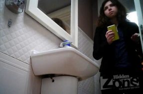 Милашка сняла штаны в туалете и писает на камеру