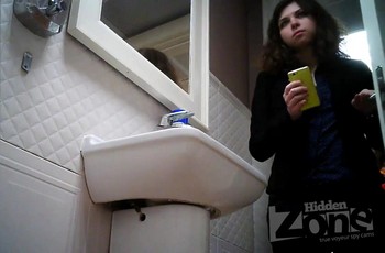 Милашка сняла штаны в туалете и писает на камеру