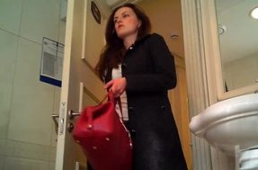 Молоденькая дама с аккуратной попкой писает в туалете