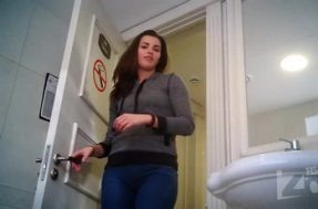 На туалетную секрет камеру засняли писсинг с тампоном