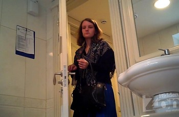 Подсмотр в туалете за молодой барышней без нижнего белья