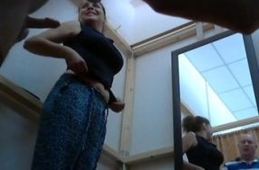Реальный секс в примерочной с продавщицей магазина Реальный секс в примерочной с продавщицей магазина