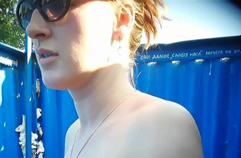 В пляжной кабинке подглядывают за грудастой девушкой