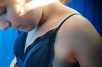 В раздевалке на озере за девушкой подглядывает мужчина