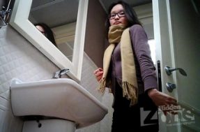 В туалете засекли на камеру невысокую брюнетку в очках