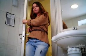 За дверью туалета писает красивая телка За дверью туалета писает красивая телка