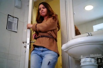 За дверью туалета писает красивая телка