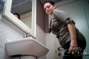 Женщина в колготках долго писает