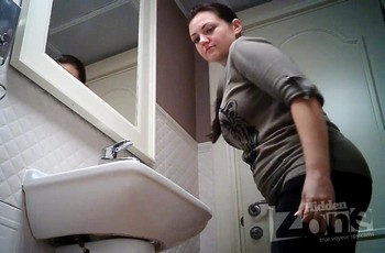 Женщина в колготках долго писает