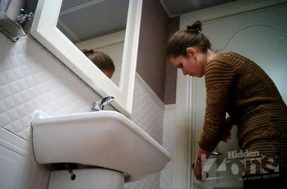 Девушка любит ссать в туалете стоя