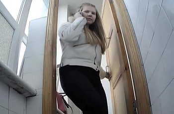 Маленькая толстушка писает в туалете