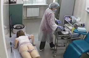 Медсестра делает женщине укол в попу