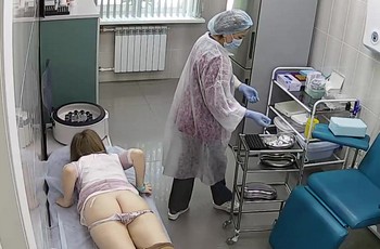 Медсестра делает женщине укол в попу
