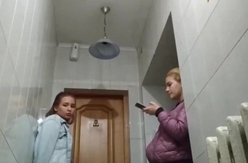 Подглядывание за девушками в туалете колледжа