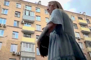 Подсматриваем что у девушек под платьем