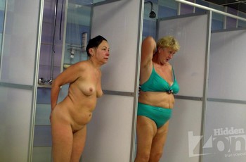 Пожилые женщины в общественном душе