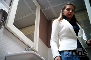 Секретная камера в туалете следит за очередной красоткой