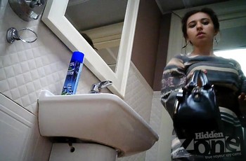 Стройная цыганочка писает в туалете