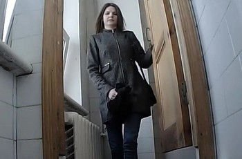 Высокая студентка писает в туалете с сюрпризом