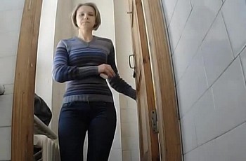 Студентки колледжа писают в туалете на корточках