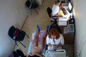 В кабинете узи камера снимает женщину без трусов