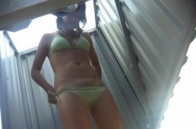 В кабинке на пляже женщина попала под обзор камеры