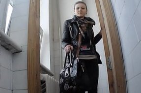 В туалете девушка садится на корточки и ссыт с месячными