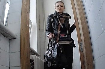 В туалете девушка садится на корточки и ссыт с месячными