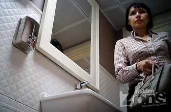 В туалете затеяли скрытую съёмку немолодой женщины