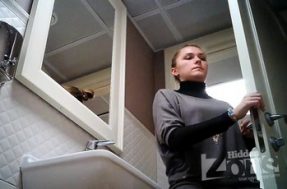 Видео скрытой камеры писающей девушки с тампоном