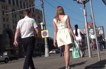 Заглядываем под платье женщины в чулках