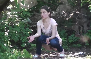 Женщины писают в укромных уголках парка