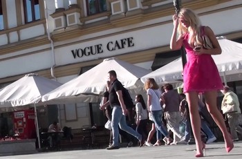 Блондинка заметила что ее снимают под платьем