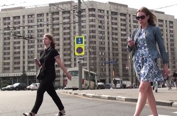 На улице взрослой девушке заглядывают под платье