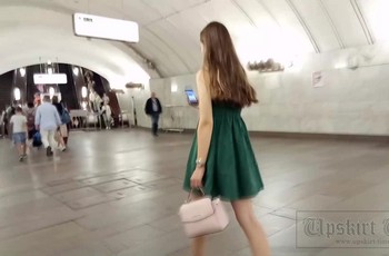 Парень заглядывает под платье девушки в белых трусиках